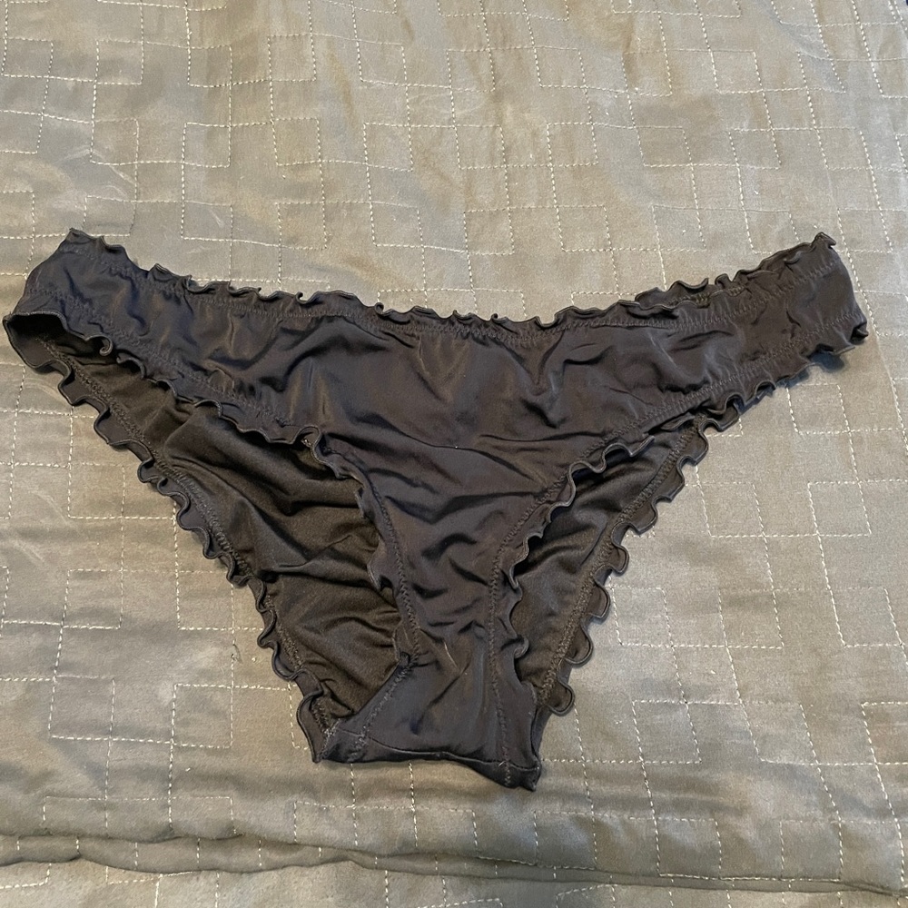 Shade & Shore, black ruffle edge bikini bottoms with ruched backside, misses L